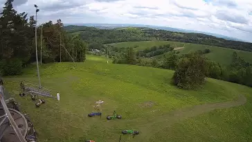 Widok z kamery zainstalowanej na górnej części wyciągu na stacji Kiczera Ski