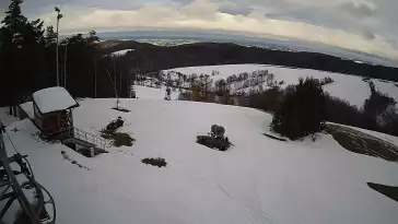 Widok z kamery zainstalowanej na górnej części wyciągu na stacji Kiczera Ski