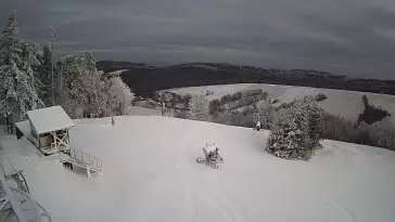 Widok z kamery zainstalowanej na górnej części wyciągu na stacji Kiczera Ski