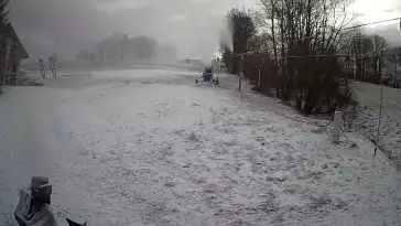 Widok na środkową część trasy zjazdowej i wyciąg orczykowy