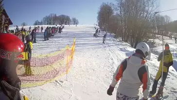 Widok na środkową część trasy zjazdowej i wyciąg orczykowy