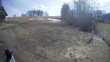 Widok na środkową część trasy zjazdowej i wyciąg orczykowy