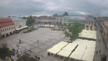 Kamera prezentuje ujęcie na rynek w Kielcach w województwie świętokrzyskim.