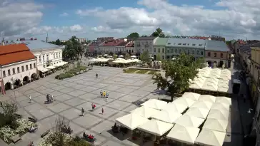 Kamera prezentuje ujęcie na rynek w Kielcach w województwie świętokrzyskim.