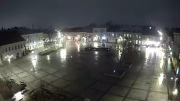 Kamera prezentuje ujęcie na rynek w Kielcach w województwie świętokrzyskim.