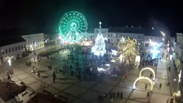 Kamera prezentuje ujęcie na rynek w Kielcach w województwie świętokrzyskim.
