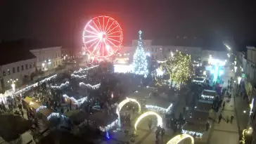 Kamera prezentuje ujęcie na rynek w Kielcach w województwie świętokrzyskim.