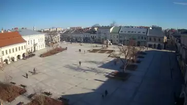 Kamera prezentuje ujęcie na rynek w Kielcach w województwie świętokrzyskim.