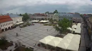 Kamera prezentuje ujęcie na rynek w Kielcach w województwie świętokrzyskim.