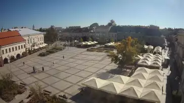Kamera prezentuje ujęcie na rynek w Kielcach w województwie świętokrzyskim.