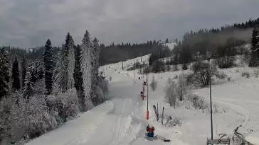 Widok na jedną z dziewięciu kolei krzesełkowej na Kotelnicy - trasa nr 9 - Remiaszów