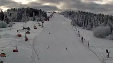 Widok na jedną z dziewięciu kolei krzesełkowej na Kotelnicy - trasa nr 9 - Remiaszów