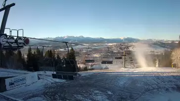 Górna stacja, ma którą wywozi czteroosobowa kolej linowa