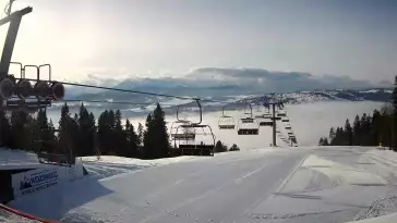 Górna stacja, ma którą wywozi czteroosobowa kolej linowa