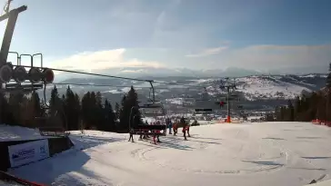 Górna stacja, ma którą wywozi czteroosobowa kolej linowa