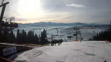 Górna stacja, ma którą wywozi czteroosobowa kolej linowa