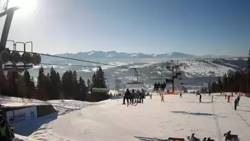 Górna stacja, ma którą wywozi czteroosobowa kolej linowa