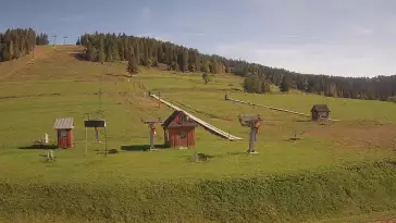 Widok na orczyki i taśmy przy stacji dolnej w ośrodku Koziniec-ski