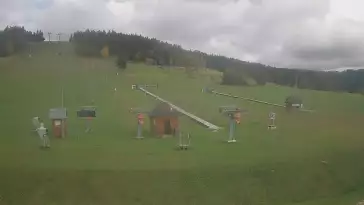 Widok na orczyki i taśmy przy stacji dolnej w ośrodku Koziniec-ski