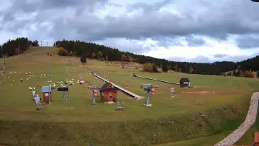 Widok na orczyki i taśmy przy stacji dolnej w ośrodku Koziniec-ski