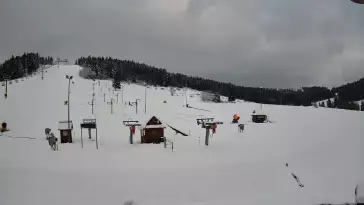 Widok na orczyki i taśmy przy stacji dolnej w ośrodku Koziniec-ski