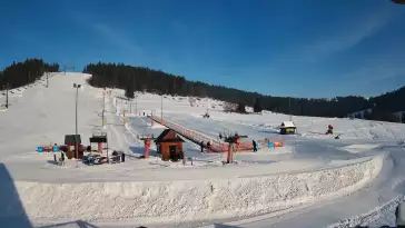 Widok na orczyki i taśmy przy stacji dolnej w ośrodku Koziniec-ski