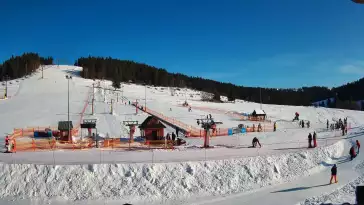 Widok na orczyki i taśmy przy stacji dolnej w ośrodku Koziniec-ski