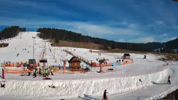 Widok na orczyki i taśmy przy stacji dolnej w ośrodku Koziniec-ski