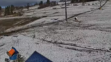 Widok na wyciąg krzesełkowy, orczyk oraz całą trasę narciarską