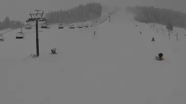 Widok na wyciąg krzesełkowy, orczyk oraz całą trasę narciarską