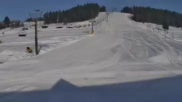 Widok na wyciąg krzesełkowy, orczyk oraz całą trasę narciarską