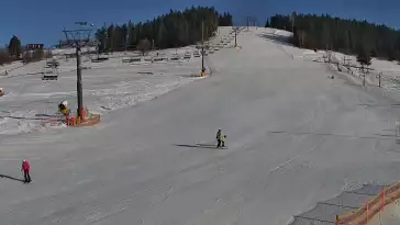 Widok na wyciąg krzesełkowy, orczyk oraz całą trasę narciarską