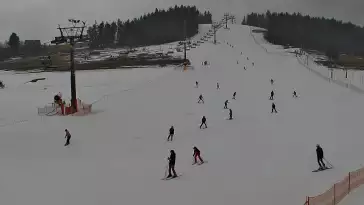 Widok na wyciąg krzesełkowy, orczyk oraz całą trasę narciarską