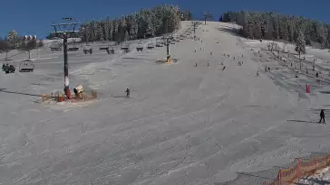 Widok na wyciąg krzesełkowy, orczyk oraz całą trasę narciarską