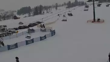 Widok na wyciąg krzesełkowy, orczyk oraz całą trasę narciarską