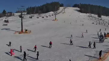 Widok na wyciąg krzesełkowy, orczyk oraz całą trasę narciarską