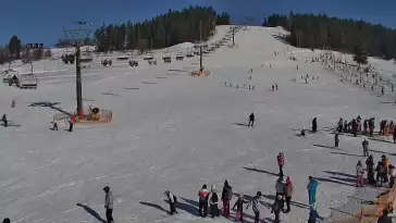 Widok na wyciąg krzesełkowy, orczyk oraz całą trasę narciarską