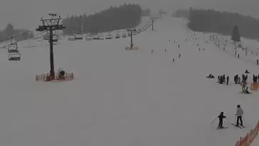 Widok na wyciąg krzesełkowy, orczyk oraz całą trasę narciarską