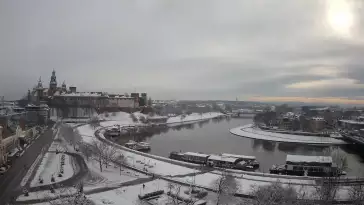 Zamek Królewski na wawelu oraz Wisła w oku kamery.