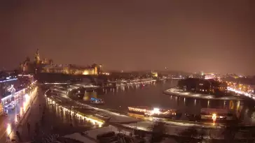 Zamek Królewski na wawelu oraz Wisła w oku kamery.