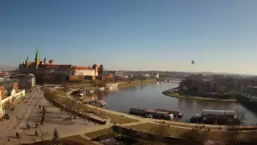Zamek Królewski na wawelu oraz Wisła w oku kamery.