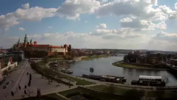Zamek Królewski na wawelu oraz Wisła w oku kamery.
