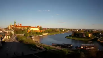 Zamek Królewski na wawelu oraz Wisła w oku kamery.