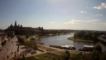 Zamek Królewski na wawelu oraz Wisła w oku kamery.