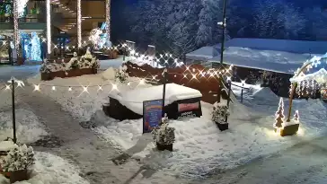 Widok na dolną stację kolei linowej na Gubałówkę oraz targowisko.