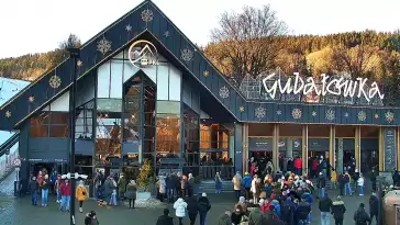 Widok na dolną stację kolei linowej na Gubałówkę oraz targowisko.