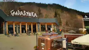 Widok na dolną stację kolei linowej na Gubałówkę oraz targowisko.