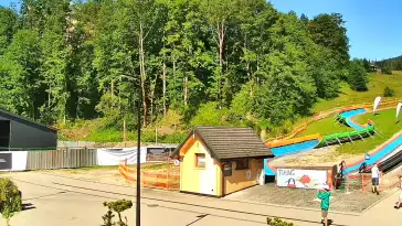Widok na dolną stację kolei linowej na Gubałówkę oraz targowisko.