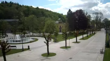 Widok na centrum Krynicy-Zdroju deptak, ścieżka, drzewa.