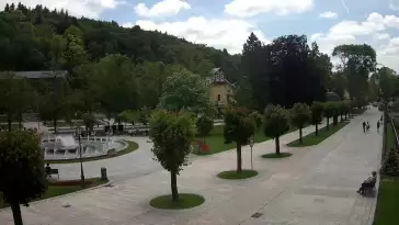 Widok na centrum Krynicy-Zdroju deptak, ścieżka, drzewa.